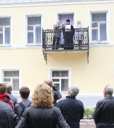 к собравшимся  с балкона Дома Шульгина обратился благочинный Боровичского округа отец Иоанн Мороко.
